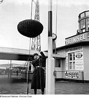 Berlin-Tempelhof. Flughafen. Roter Korbluftballon wird gehißt (Landeverbot für ankommende Flugzeuge)
