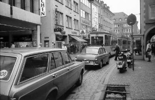 Freiburg: Verkehrsstau, Autos-Tram in der Salzstraße