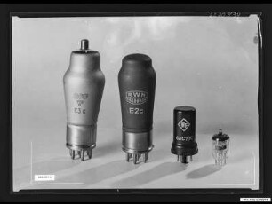 Röhren aus DDR-Produktion, darunter C 3c, Foto 1962