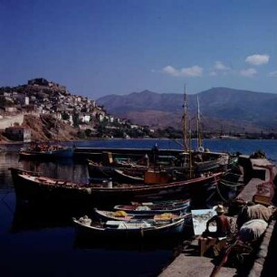Lesbos, Mithymna. Kastron. Athener Akademieschüler malt Hafen und Kastron