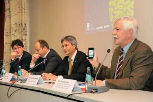 Pressekonferenz. Kai Schulz, Pressesprecher der Stadt Dresden, Dirk Hilbert, Erster Bürgermeister Dresdens, Prof. Dr. Hans Müller-Steinhagen, Rektor der TU Dresden, und Prof. Dr. Thomas Bürger, Generaldirektor der SLUB, beantworten Fragen