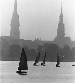 Hamburg. Die Außenalster mit dem Teleobjektiv aufgenommen. Segelschiffe befinden sich auf dem Gewässer