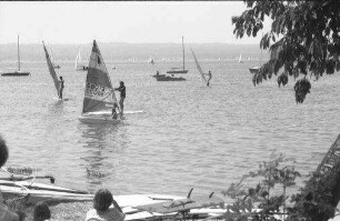 Herrsching: Betrieb am See, Windsurfing