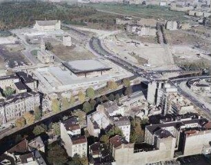 Luftaufnahm, Blick von Süden auf das Kulturforum mit Philharmonie und Neue Nationalgalerie. Berlin-Tiergarten, Potsdamer Straße