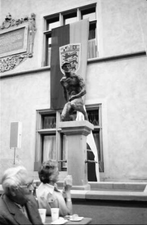 Freiburg: Regierungspräsidium; Sommerfest mit Brunnenweihe; Neptun-Brunnen nach der Enthüllung