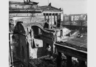 Blick auf den zerstörten Übergang vom Neuen Museum zum Alten Museum vor dem Hintergrund der Nationalgalerie