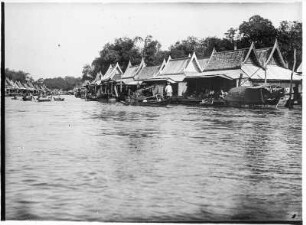 Leben am Fluss : Thailand, Blick auf einen von Häusern gesäumten Fluss mit Booten und Schiffen, 1908/1913