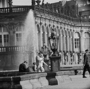 Dresden-Altstadt. Zwinger (1709-1728; M. D. Pöppelmann, B. Permoser). Zwingerhof mit Bogengalerie zwischen Deutschem Pavillon und Stadtpavillon und Brunnen