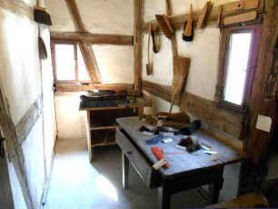 Gaden im Inneren - Arbeitsraum eines Besenmachers mit gesammelten Werkzeugen und Exponaten (auch früher hatten Handwerker aus Sicherheitsgründen ihre Arbeitsräume in der Kirchenburg)