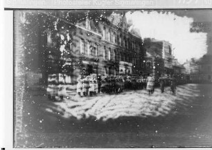 Truppenparade am 1. März 1917 auf dem Marktplatz von Caudry, Abschreiten der Front (Hundertjahrfeier des Feldartillerieregiments 13)