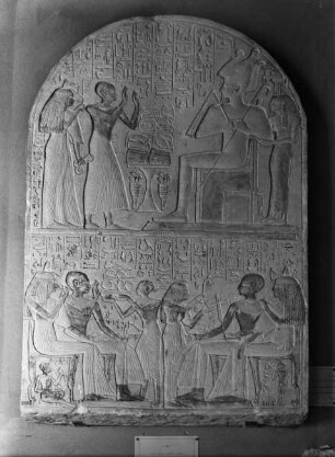Stele eines Ramose: Anbetung vor Osiris und seinen Schwestern