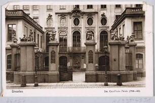 Das Coselpalais an der Einmündung der Salzgasse auf dem Neumarkt in Dresden