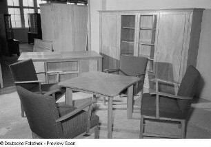 Wohnzimmermöbel (Schrank, Kommode, Polsterstühle, Tisch)