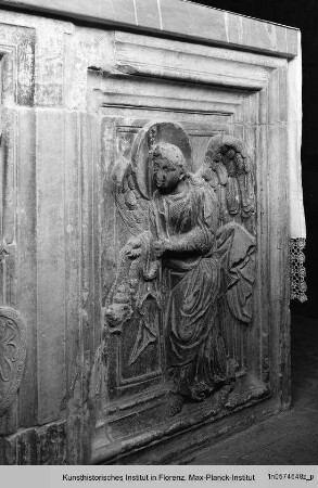 Altar : Seitenteile: Engel mit Weihrauchgefäßen