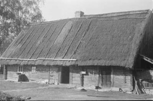 Altes gebohltes Haus mit Strohdach in Sprey. : Stare kładźite, ze słomu skryte domske w Sprjowje.