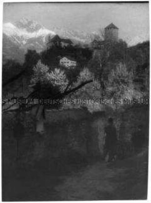 Burg oder Schloss im Gebirge