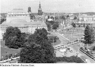 Blick auf den Postplatz mit Schauspielhaus