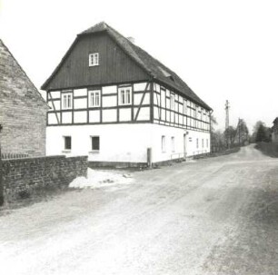 Daubitz (Rietschen-Daubitz), Schulgasse 17. Alte Schule (Kindergarten, 1799). Straßenansicht von Südwest