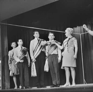 Kabarett Herkuleskeule mit Programm "Lach schneller, Genosse", Dresden 1968. Mit Gisela Grube, Jutta Rockstroh, Fritz Ehlert, Hans Glauche, Matthias Griebel und Manfred Schubert