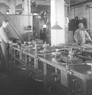 Poliermaschine für Planflächen : Technikgeschichte | Technologie | Optische Industrie | Linsen-Schleiferei | Emil Busch AG Rathenow
