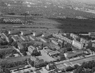Luftaufnahme, Blick von Süden auf die Wohnbebauung an der Eythstraße mit der Siedlung Lindenhof. Berlin-Schöneberg, Reglinstraße