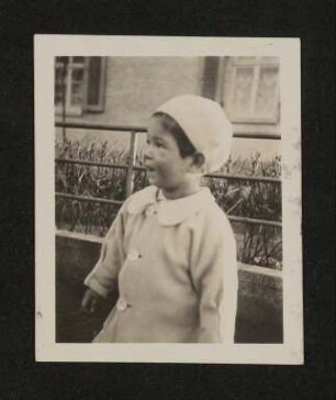 Christiane Zimmers Sohn Andreas mit Mütze stehend