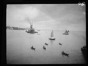Penang (Malaysia): Dampfer, kleine Segelboote und Kähne mit Menschen in einem Hafen (Blick aufs Meer)