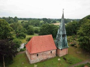 Hamberge: Luftbild Richtung Süden: mittig Kirche, rechts Friedhof, dahinter Bundesstraße 75 (Hamburger Straße)