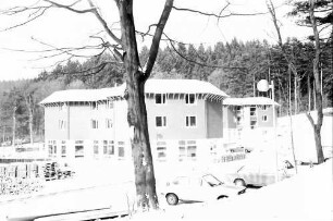 Freiburg: Neubau Jugendherberge im Schnee, nahe
