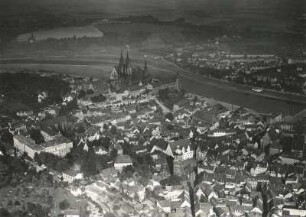 Meißen. Altstadt mit Burgberg und Elbe. Luftbild-Schrägaufnahme von Südwest