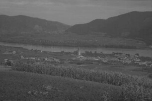Weißenkirchen: Blick über die Weinberge auf Donau und Ort