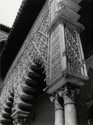 Im Alcazar von Sevilla, Säulen und Bogenverzierungen im Mädchenhof
