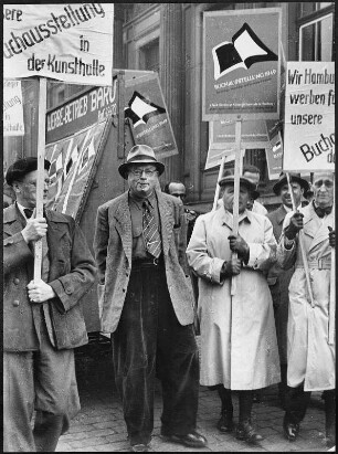 Hamburg. Ernst Rowohlt und andere Verleger werben 1949 für die in der Freien und Hansestadt stattfindenden Buchmesse.