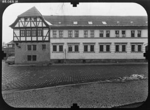 Quedlinburg, Lange Gasse 33. Haus "Weißer Engel" (1623, Seitenflügel 2. H. 17. Jh., 1850/1860). Straßenfront (Teilansicht, Altetopfstraße)