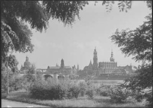 Dresden, Blick vom Neustädter Elbufer in Höhe des Japanischen Palais nach Südosten auf die Altstadt