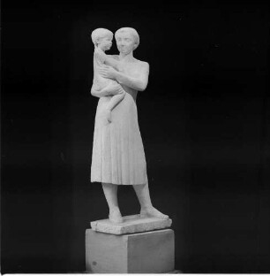 Statuette einer Mutter mit Kind : Arbeiten in Gips der Arnold-Klasse 5. Statuette einer Mutter mit Kind (vor 1960)