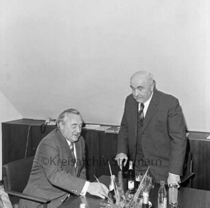 Verabschiedung des Schiedsmannes für das Amt Siek, Hans Martens, durch Amtsvorsteher Karl Fach am 23. November 1975