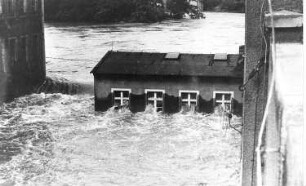Görlitz. Obermühle, Blick auf Turbinenhaus beim Hochwasser im Juli 1981, Repro