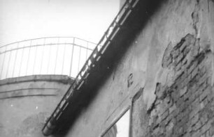 Annaberg-Buchholz. Wohnhaus, Obere Schmiedegasse 11. Schadhafte Regenrinnen und Fassade