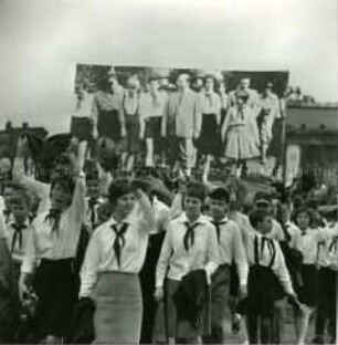 Junge Pioniere auf der Demonstration zum 3. Deutschlandtreffen 1964