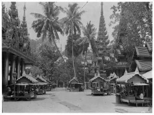 Rangun, schiefe Dagon Pagode : Rangun, Birma. Szene mit Verkaufsständen an Nebentempeln der Shwedagon-Pagode