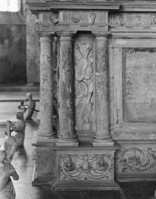 Freiberg (Sachsen), St. Marien, Fürstengruft, Moritzmonument im Vorchor, Sockelzone; Kenotaph für Kurfürst Moritz von Sachsen; Thola, Benedikt de; Thola, Gabriel de; Wessel, Hans; Zerroen, Anton van