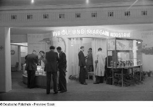 Fachbesucher am Messestand der VVB Öl- und Margarineindustrie