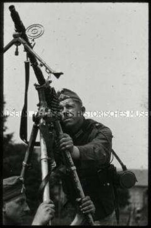 Soldat an einem Flugabwehrgeschütz