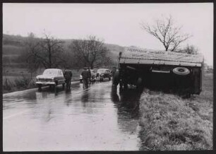 LKW mit Anhänger ist auf regennasser Fahrbahn verunglückt