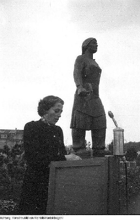 Dresden. Ehemalige Trümmerfrauen mit dem Modell zum Denkmal der Trümmerfrau - Bildhauer Reinhold im Atelier - Einweihung des Denkmals am 13. Oktober 1952 - Trümmerfrauen 1946 - Neues Rathaus, 1946 / Oktober 1952
