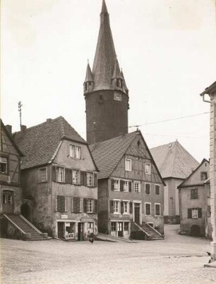 Ottweiler. Rathausplatz mit alten Bürgerhäusern und Stadtturm
