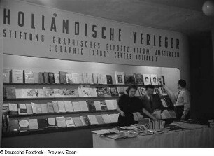 Fachbesucher an einem Messestand Holländischer Verleger