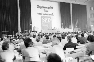 Freiburg: Stadthalle; SPD-Parteitag, Willy Brandt am Rednerpult