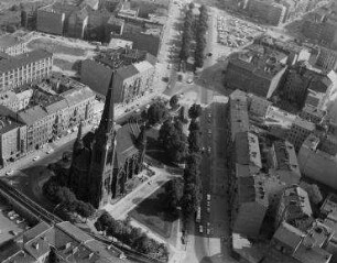 Luftaufnahme, Blick von Norden auf die Ev. Luther-Kirche. Berlin-Schöneberg, Dennewitzplatz